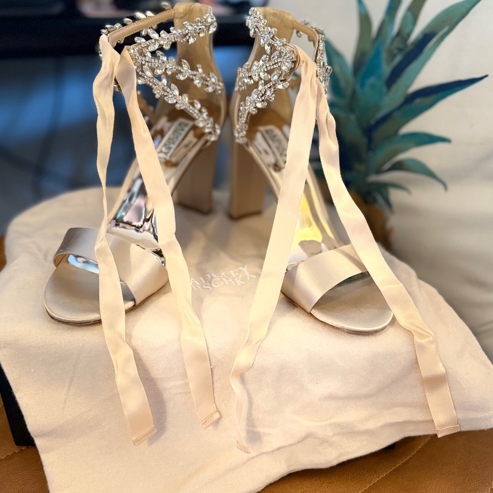 Badgley Mischka Cream Lace Heels